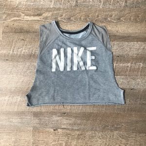 Size L Cropped Nike tank